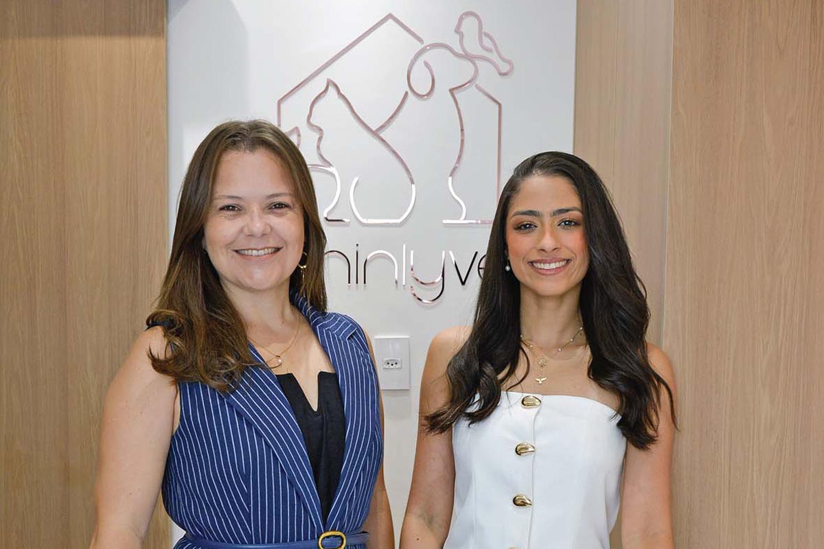 A arquiteta Ingrid Neres com Yasmin Marques no novo espaço da Eminly Petshop, na Costa do Sol. Bom gosto e funcionalidade são destaque no projeto. (Foto Alle Tavares)