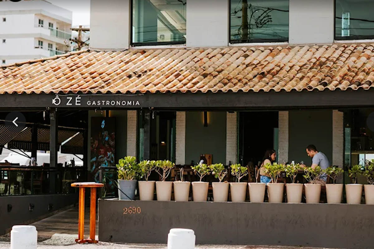 Ô Zê Gastronomia se destaca no cenário gastronômico de Macaé. Uma fachada elegante, marcada por portas em arco, em uma estética vintage agraciada pela vista para a Praia dos Cavaleiros