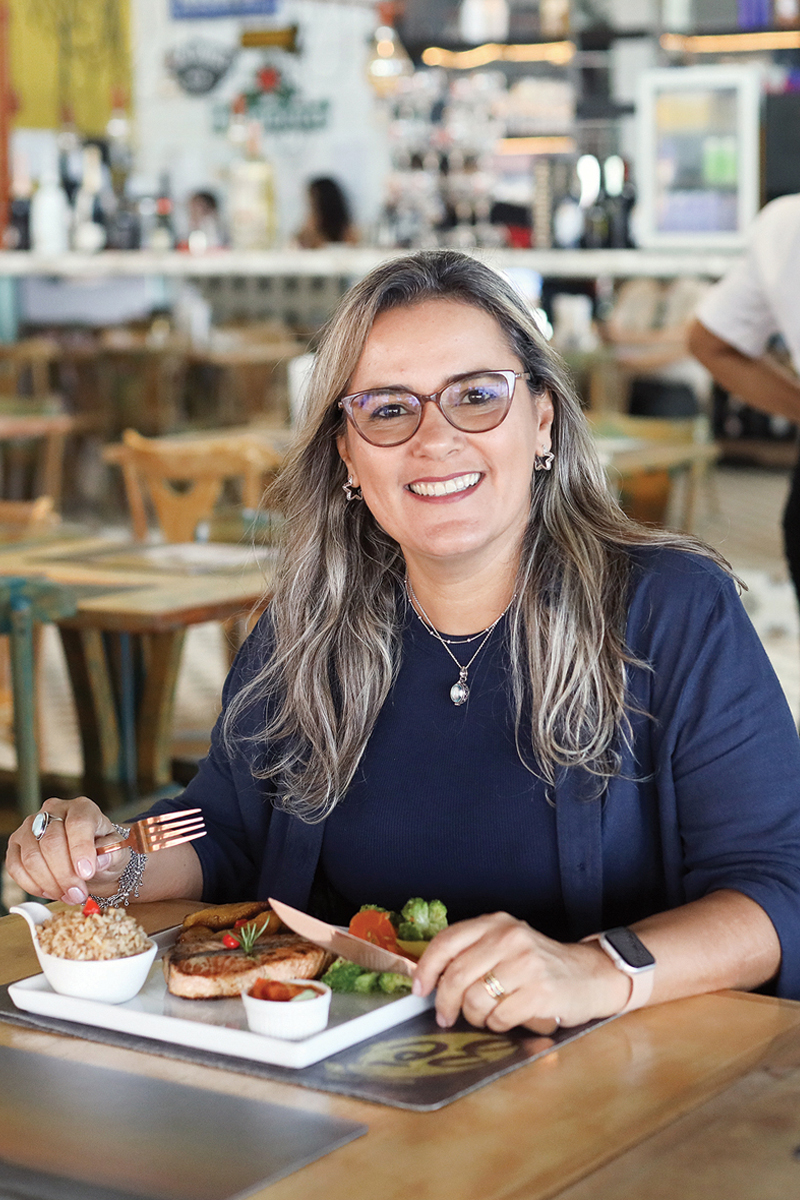 A psicóloga Érica Maia diz que Ô Zé se destaca por manter um padrão de excelência ao longo dos anos, oferecendo desde refeições executivas eventos de maior porte, como celebrações e apresentações musicais. (Foto Alle Tavares)