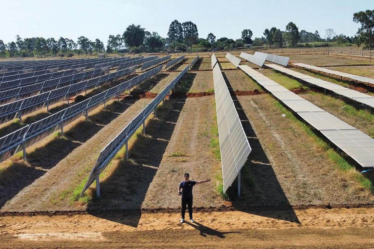 Usina solar com tecnologia pioneira desenvolvida e produzida por Carvalho: Rastreador Solar 4.0 com Inteligência Artificia