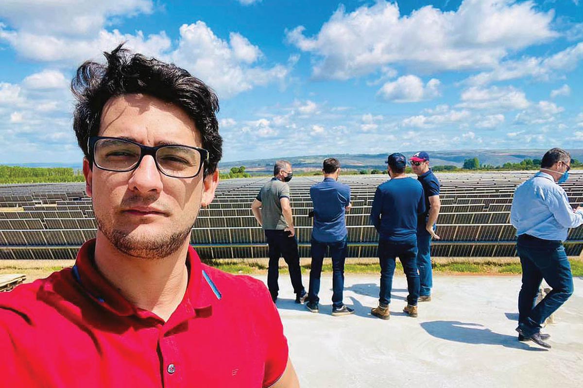 Pedro Carvalho com fiscais do STJ (ao fundo) durante implementação da usina com tecnologia Solar Tracker Brazil, em Brasília (DF)