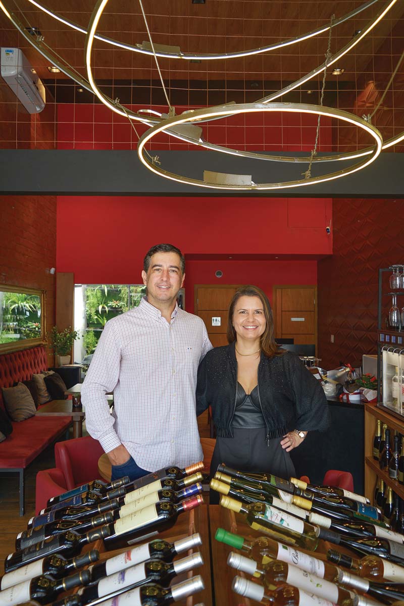 O casal Bruno e Lívia Terra aposta em um conceito de wine bar que vai além da venda de rótulos, com a realização de jantares harmonizados, workshops de culinária e vinho e degustações temáticas. (Foto Alle Tavares)