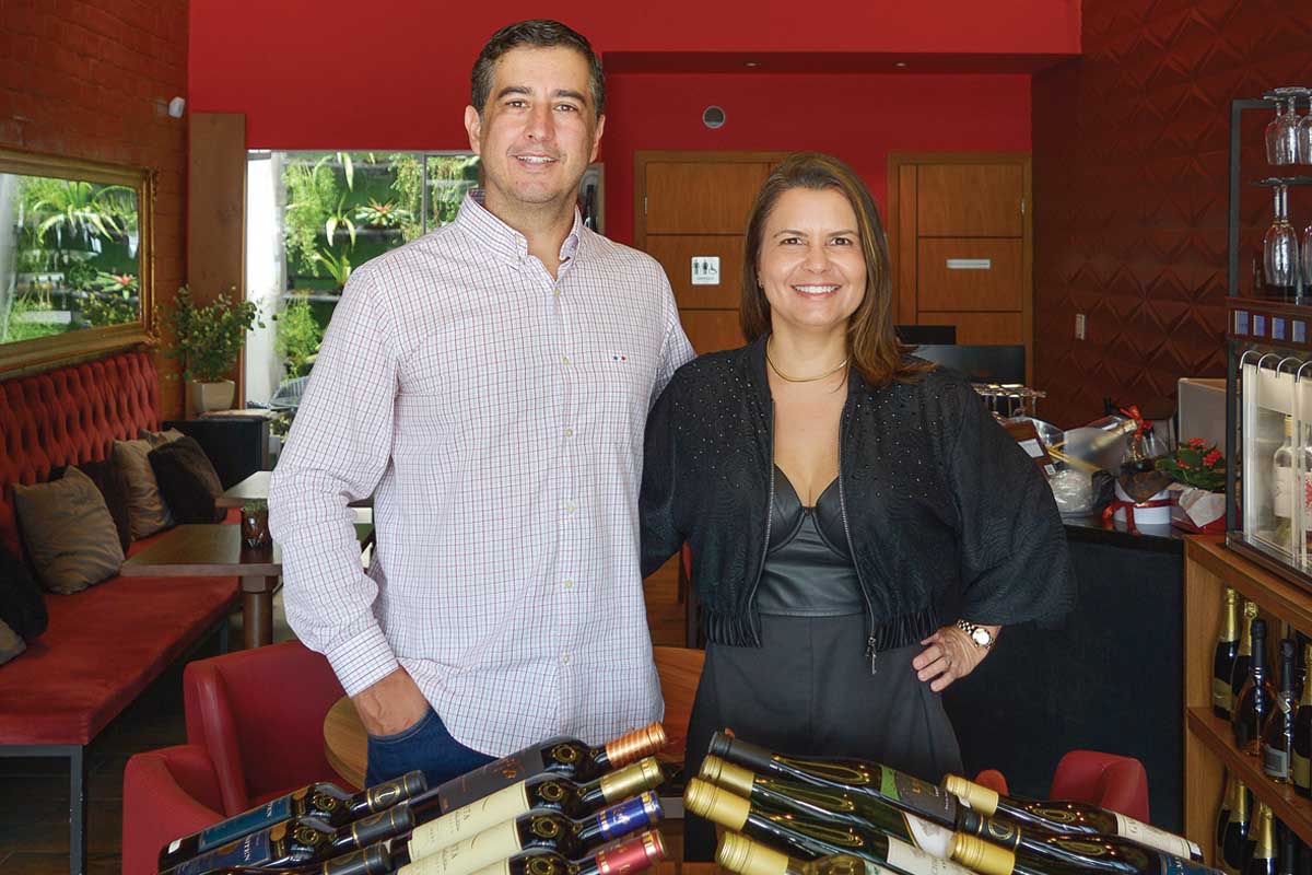 O casal Bruno e Lívia Terra aposta em um conceito de wine bar que vai além da venda de rótulos, com a realização de jantares harmonizados, workshops de culinária e vinho e degustações temáticas. (Foto Alle Tavares)