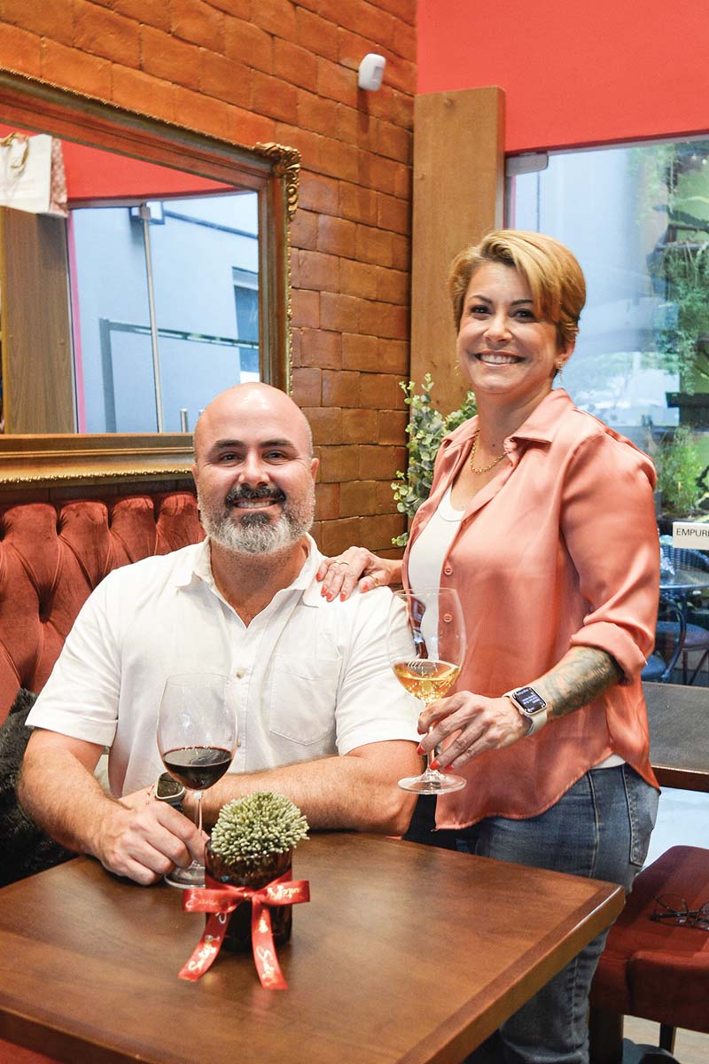 A servidora pública Alessandra Schueler e o empresário Antônio Gentil estão entre os frequentadores que descobriram na Santé um novo ponto de encontro na cidade. (Foto Alle Tavares)