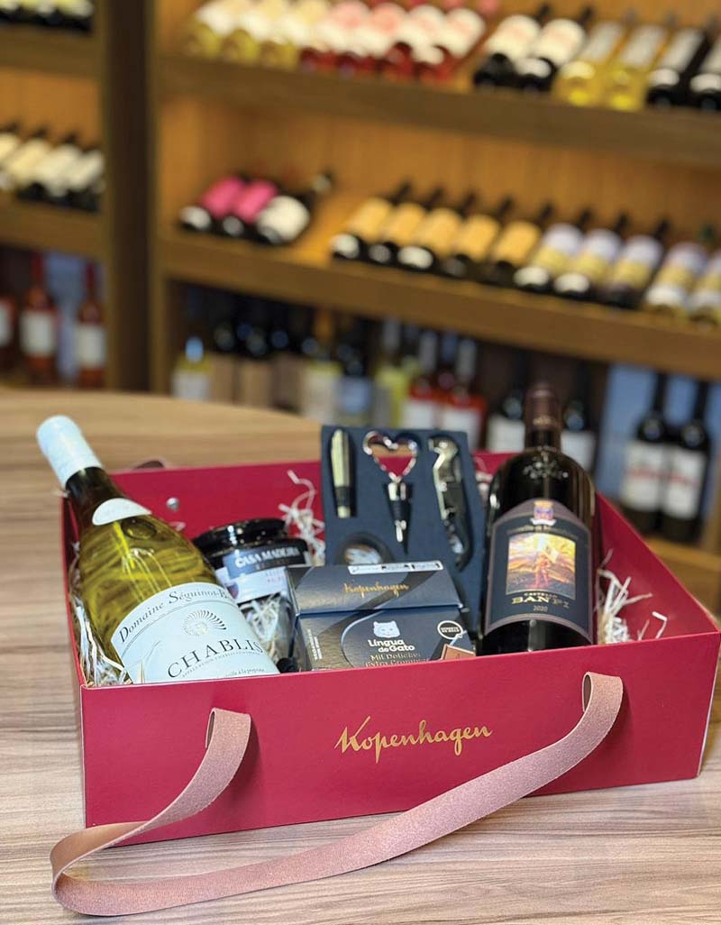 A Santé oferece presentes personalizados, combinando vinhos com chocolates da Kopenhagen em kits exclusivos.