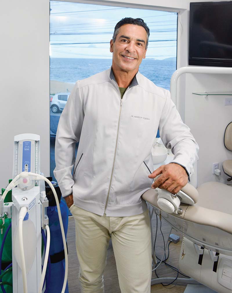 Dr. Anderson Siqueira destaca que, na sedação por óxido nitroso, o paciente permanece consciente, mas muito mais tranquilo e confortável. (Foto Alle Tavares)