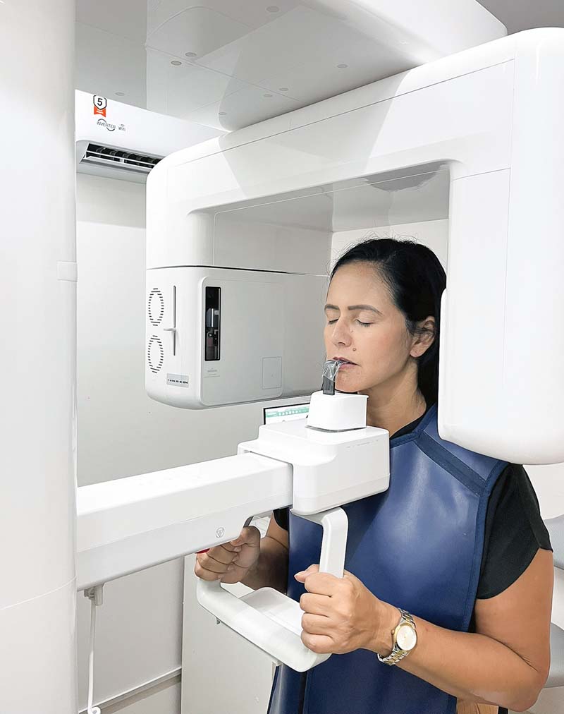 A tomografia computadorizada permite uma visualização tridimensional das estruturas bucais, oferecendo muito mais detalhes e segurança no planejamento do tratamento. (Foto Alle Tavares)