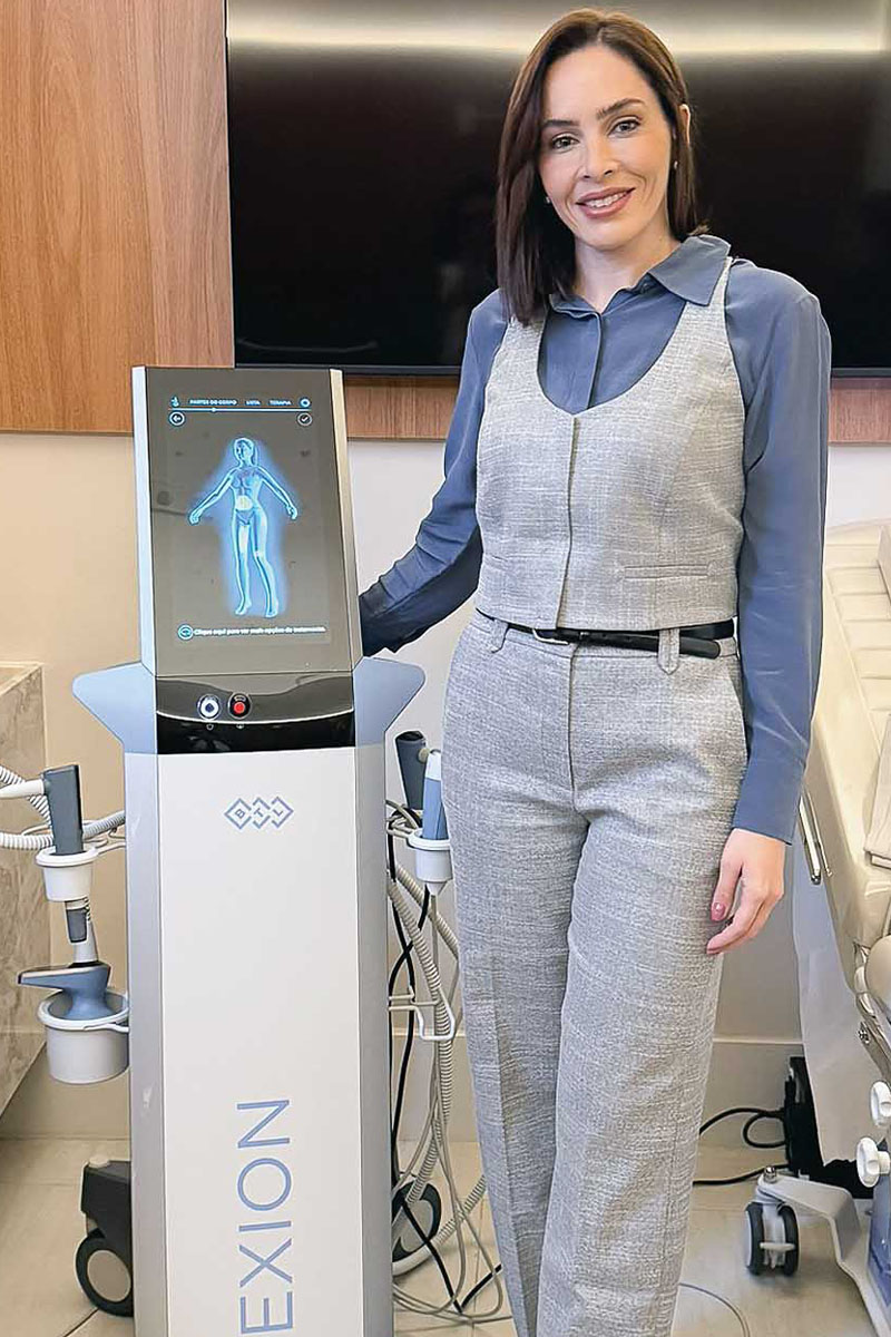 Segundo a Dra. Nina Dultra, a tecnologia do BTL Exion atua ajudando na firmeza, hidratação e rejuvenescimento de forma natural, sem alterar a aparência da paciente. (Foto Alle Tavares)