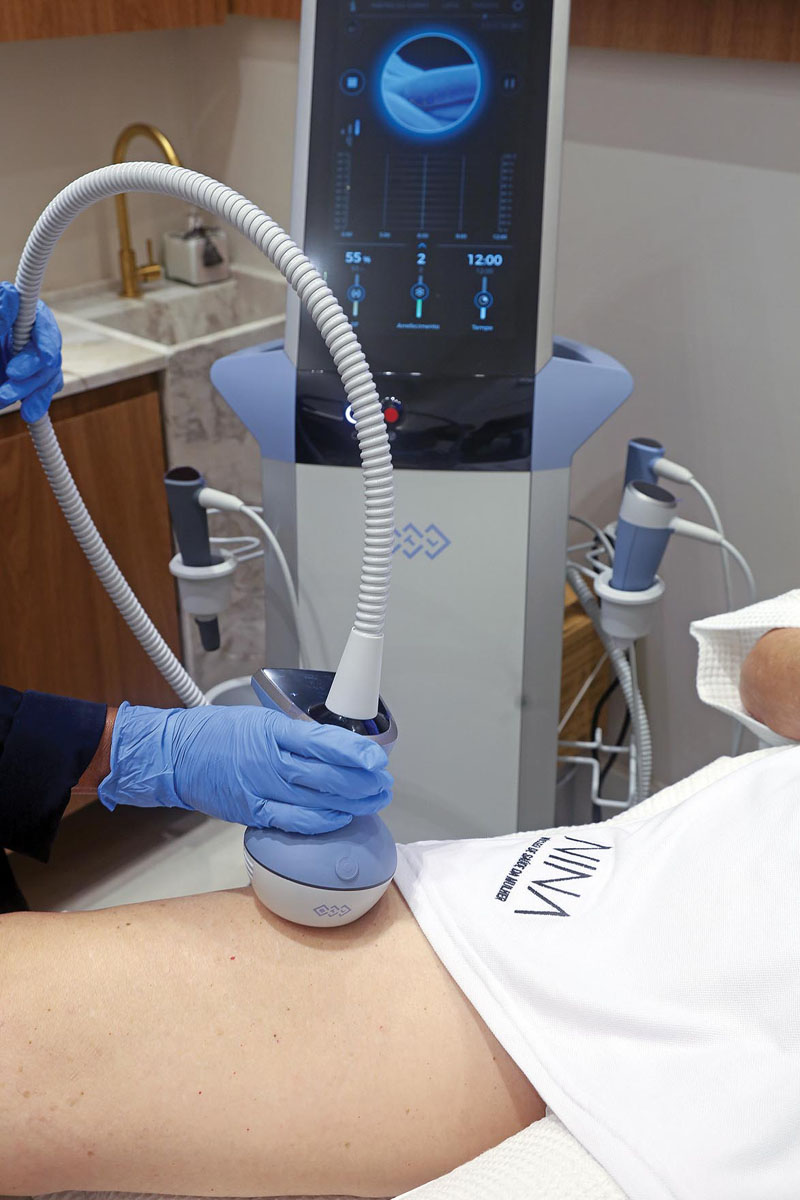 O grande diferencial do equipamento é ser a primeira tecnologia não invasiva que aumenta o ácido hialurônico do próprio corpo em até 224%. (Foto Alle Tavares)