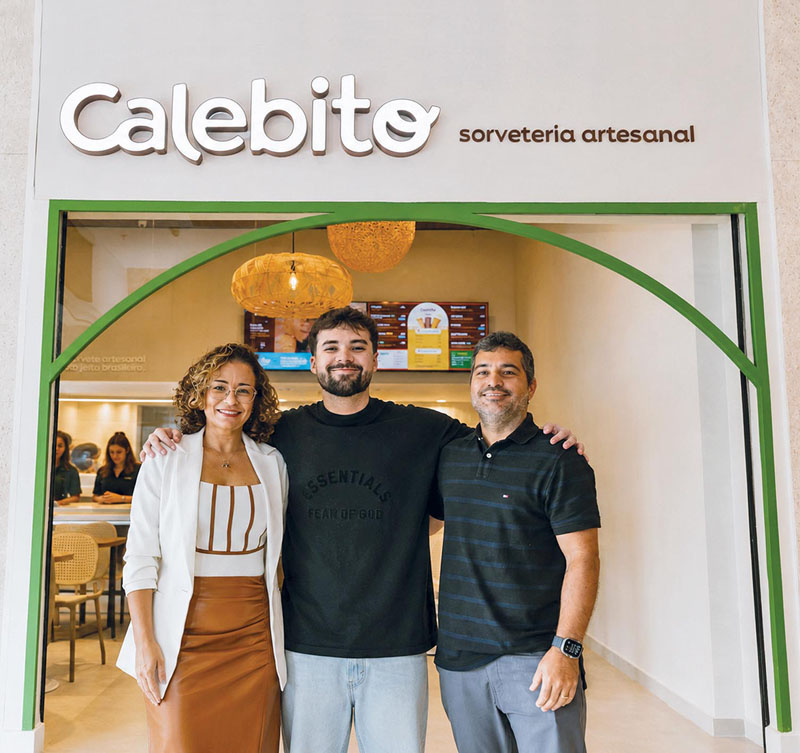 Patrícia Luzie, Felipe Ribeiro e o filho Caleb na franquia do Barra Shopping. O casal criou a Calebito em 2019 e o sucesso os levou a franquiar a marca, sem perder a qualidade do produto artesanal. Hoje, são 5 lojas próprias e 27 franqueadas entre os estados do Rio de Janeiro, Minas Gerais e Espírito Santo. (Foto arquivo)