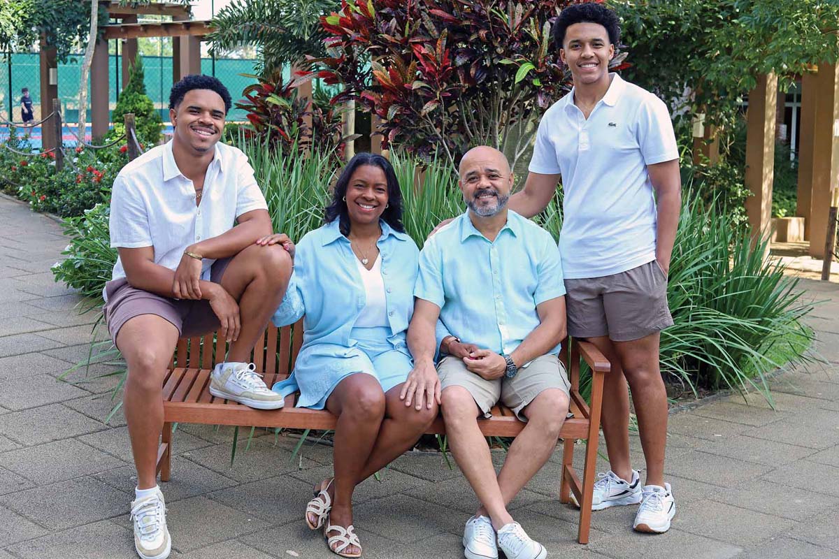 A primeira vez que Adriana Costa viu Macaé foi durante uma excursão de adolescentes à Praia de Imbetiba. Anos depois veio para a cidade a trabalho e aqui está há mais de 25 anos. Acima, Adriana com o marido Cláudio e os filhos João Vitor e Pedro Henrique, que é macaense. (Foto Alle Tavares)