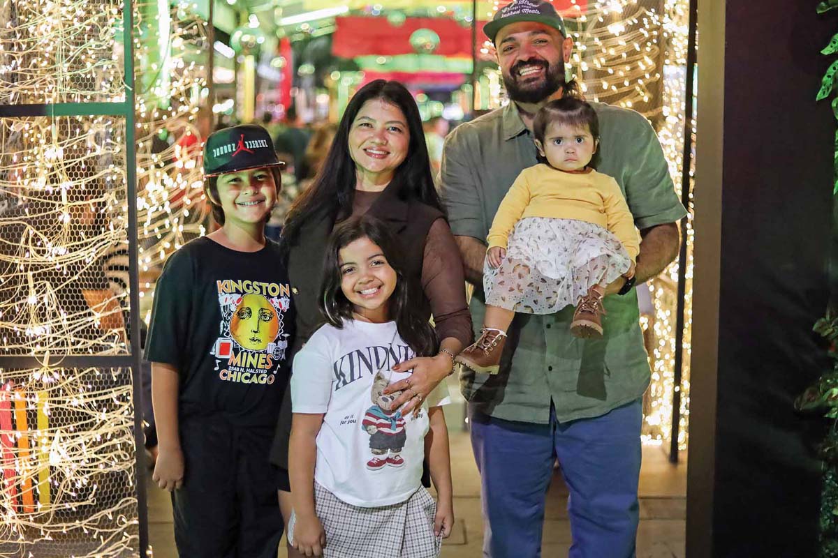 André Alcino, com sua esposa Amanda e os filhos Pedro, Marina e Olívia. Mineiro de origem, ele chegou a Macaé no fim de 2001 ao lado dos pais e irmãos. A família empreendeu na área da gastronomia, expandiu os negócios e André foi um dos fundadores do Polo Gastronômico de Macaé. (Foto Alle Tavares)