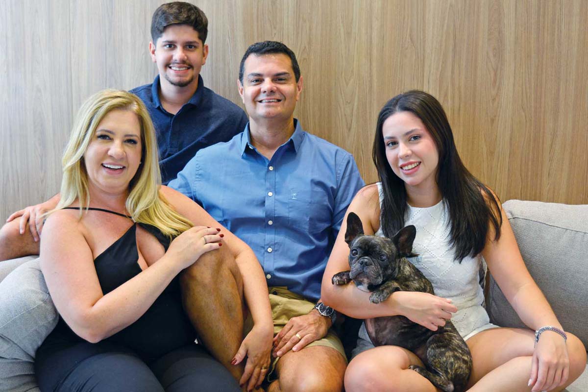 O empresário Anilson Araújo com a esposa Juliana e os filhos Caio e Bianca. Ele chegou em Macaé entre 2001 e 2002. Natural de Nova Friburgo, veio incentivado por um amigo que enxergava o potencial econômico da Capital Nacional da Energia. (Foto Alle Tavares)