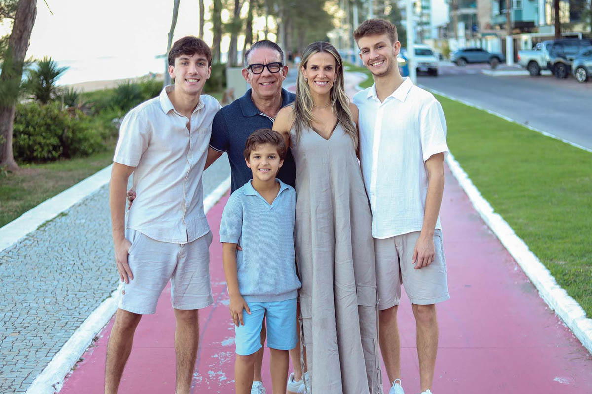 Natural de Niterói, o cardiologista Vladimyr Areas chegou a Macaé em 2002. O convite profissional coincidiu com sua ligação familiar com a cidade: sua esposa, Bianca, que é macaense. Na foto, Vladimyr, sua esposa Bianca e os filhos Rafael, Mikael e Gabriel. (Foto Alle Tavares)