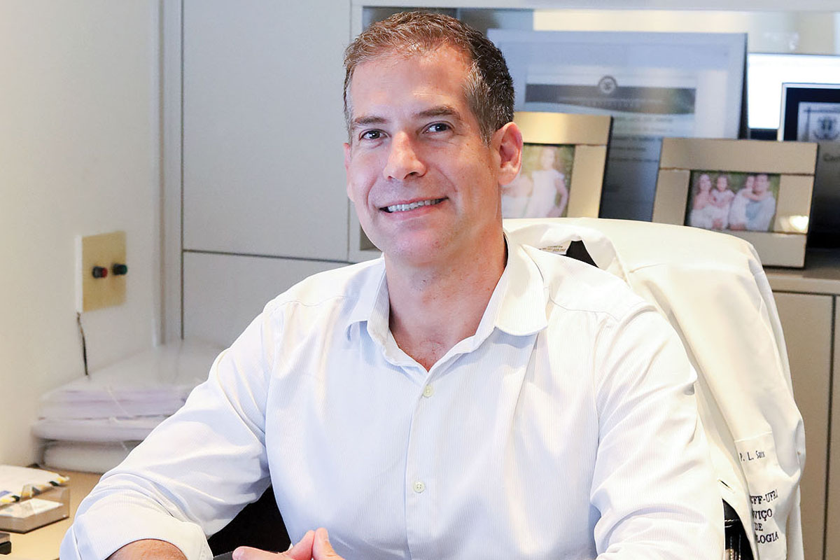 O urologista Dr. Bruno Santos explica que o tratamento indicado depende da gravidade do quadro, mas destaca a importância da oxigenoterapia nos casos moderados e graves. (Foto Alle Tavares)