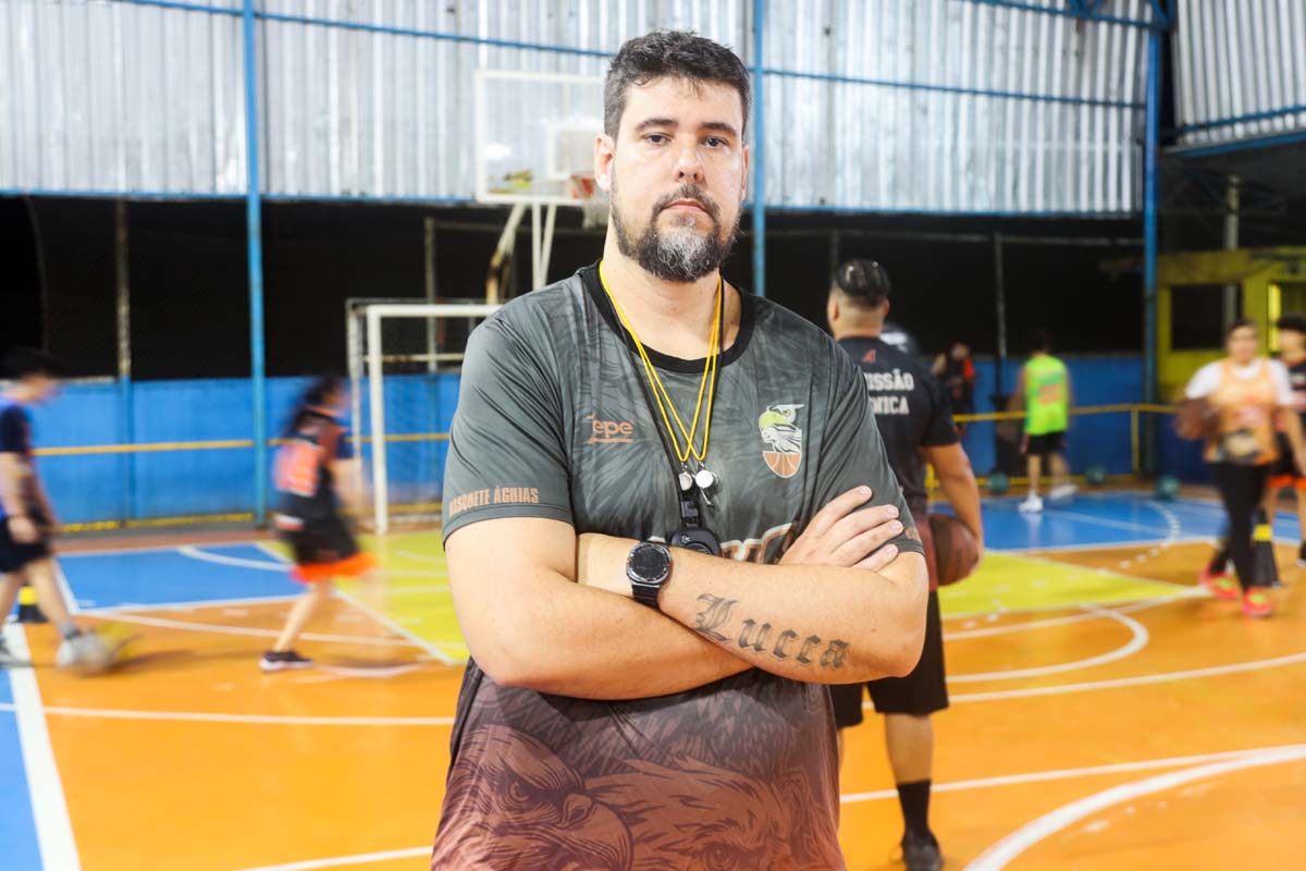 Mário Meirelles criou o Águias Basketball há 25 anos com o objetivo de apoiar os jovens emocionalmente, para que sejam resilientes na tomada de decisões e na superação de desafios. (Foto Alle Tavares)