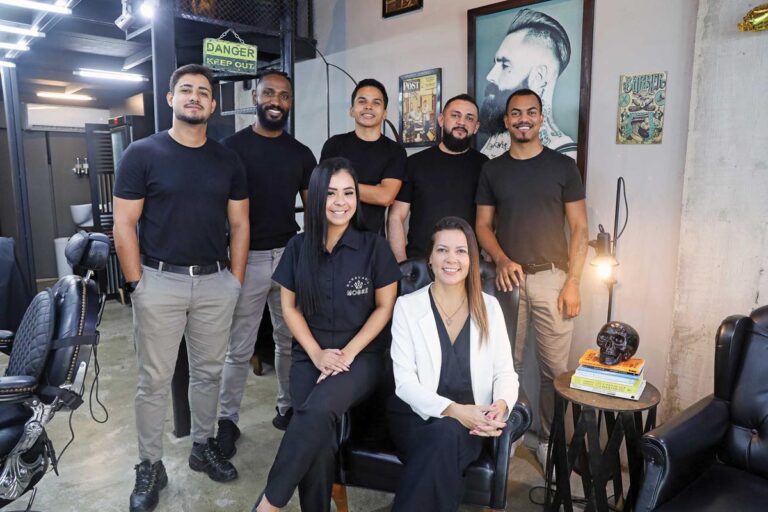 Andréia Nobre, de branco, com sua equipe na Barbearia Nobre, que completou 9 anos de sucesso. Em pé, da esquerda para a direita: Eduardo, Alan, Darlan, Dinho e Erick. Ao lado de Andréia, Layza. (Foto Alle Tavares)