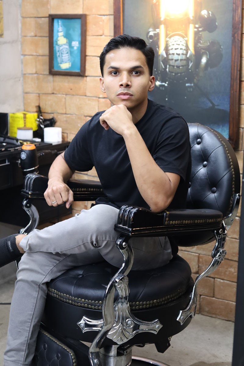 Para o barbeiro Darlan Lisboa, equilibrar o visual da careca com uma barba bem cuidada é uma assinatura de atitude. As três barbas mais procuradas são a espartana, a quadrada e a italiana. (Foto Alle Tavares)