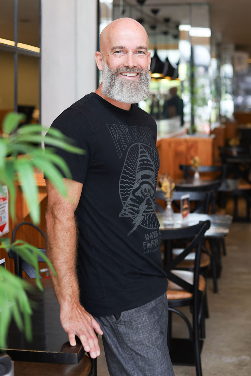 O empresário Hugo Belitardo já foi um calvo insatisfeito. Por volta dos 40 anos, decidiu raspar tudo e deixar a barba crescer para compor o visual. No início não foi fácil, mas hoje, curte o visual da careca e está em paz com o espelho. (Foto Alle Tavares)