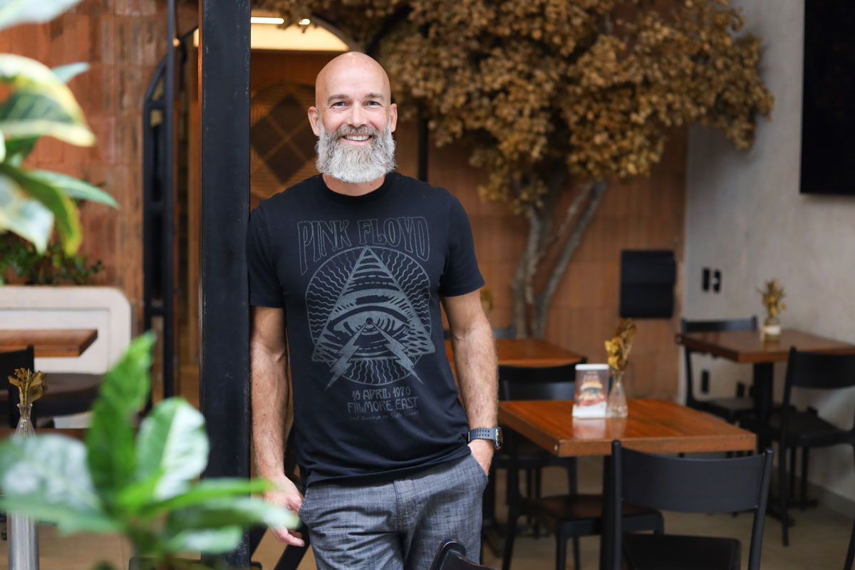 O empresário Hugo Belitardo já foi um calvo insatisfeito. Por volta dos 40 anos, decidiu raspar tudo e deixar a barba crescer para compor o visual. No início não foi fácil, mas hoje, curte o visual da careca e está em paz com o espelho. (Foto Alle Tavares)