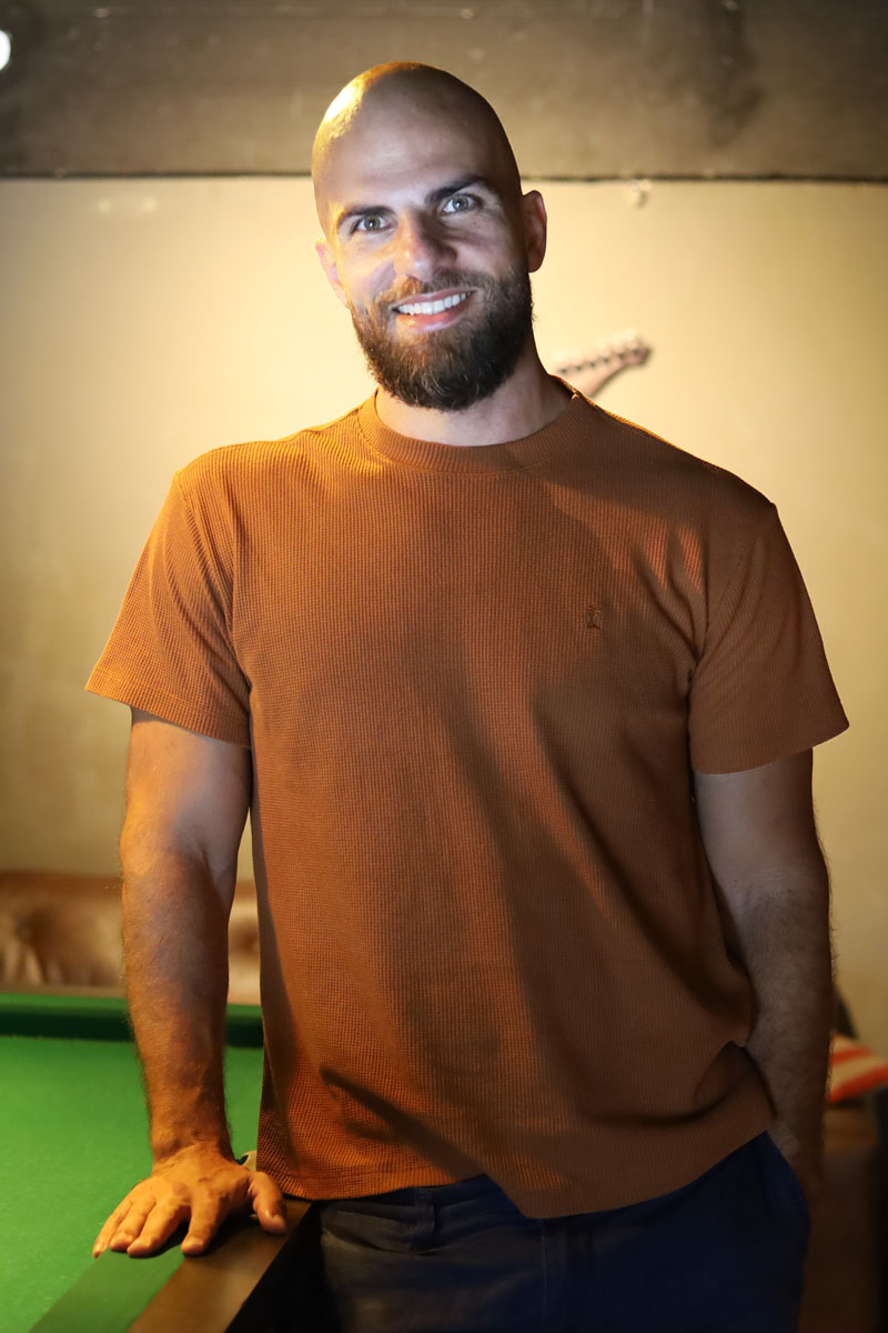Lucas Ramos, criador da página Qualidade Macaé, se libertou da pressão estética e raspou a cabeça há cinco anos, combinando com a barba. Para ele, que trabalha diretamente com a imagem apresentando os negócios, ser careca passou a fazer parte da sua identidade. Entre a maioria dos seus seguidores, o visual foi aprovado. (Foto Alle Tavares)