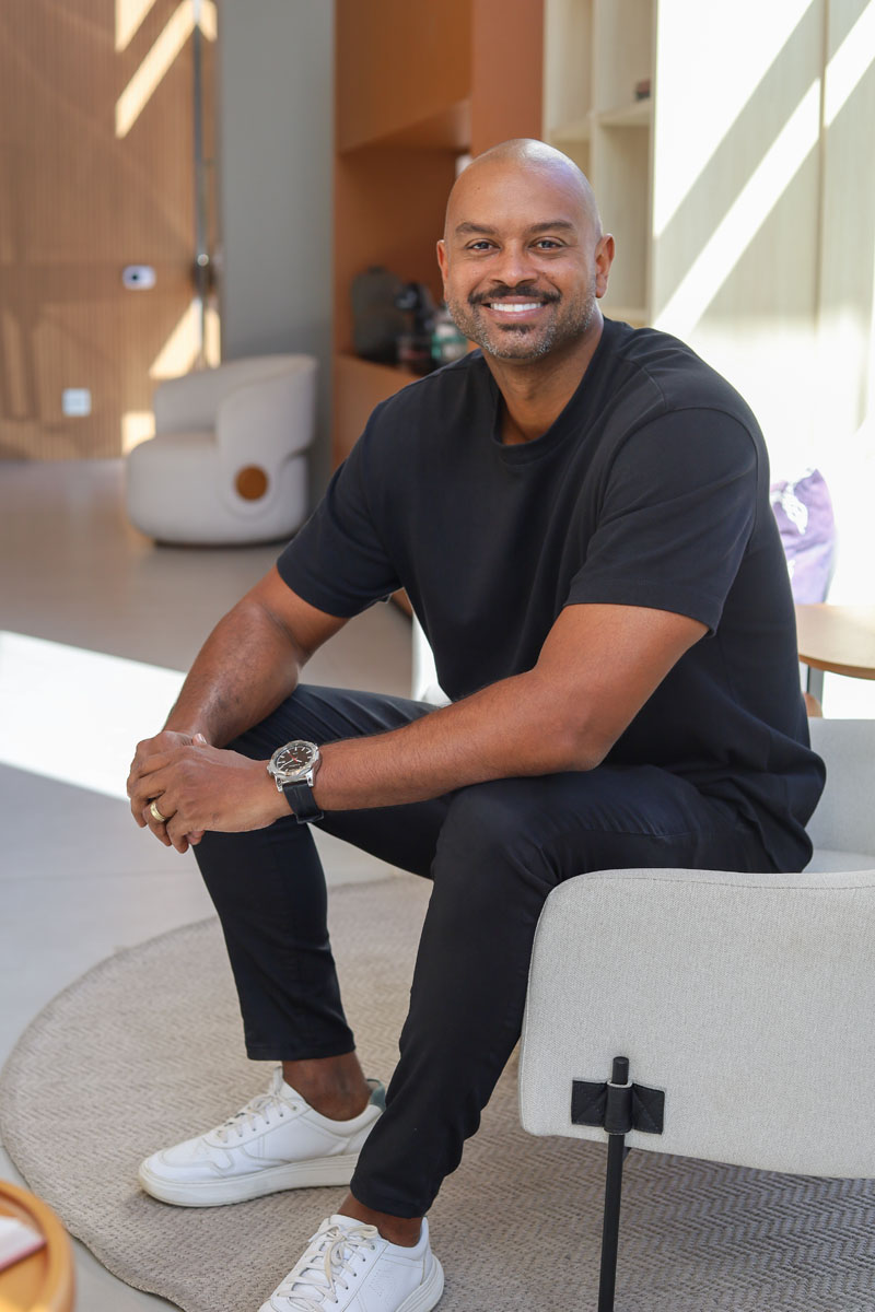 O empresário Wellington Fernandes redefiniu sua relação com padrões ainda na adolescência, quando adotou o cabelo mais baixo. Depois, assumiu raspar a cabeça que, além da praticidade, também o ajuda na sua imagem profissional como corretor de imóveis. (Foto Alle Tavares)