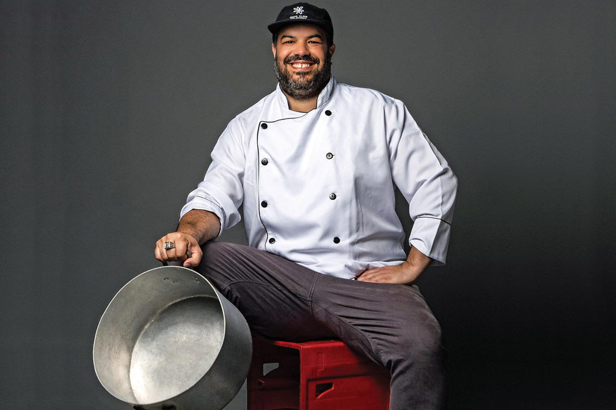 Hugo Dias acumula diferentes funções: chefe de cozinha, dono do Bar do Djalma e pesquisador gastronômico. Mas, segundo ele, sua maior formação veio da rua. (FotoTainá B.B. Gomes)