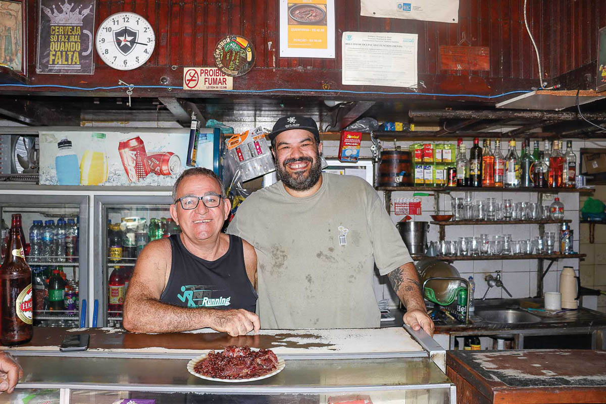 Hugo com Paulo, proprietário do tradicional bar Tô a Toa, com mais de quatro décadas atrás do balcão. O chef mapeou todos os botecos da cidade no seu projeto, viabilizado pela Lei Paulo Gustavo (foto de arquivo)