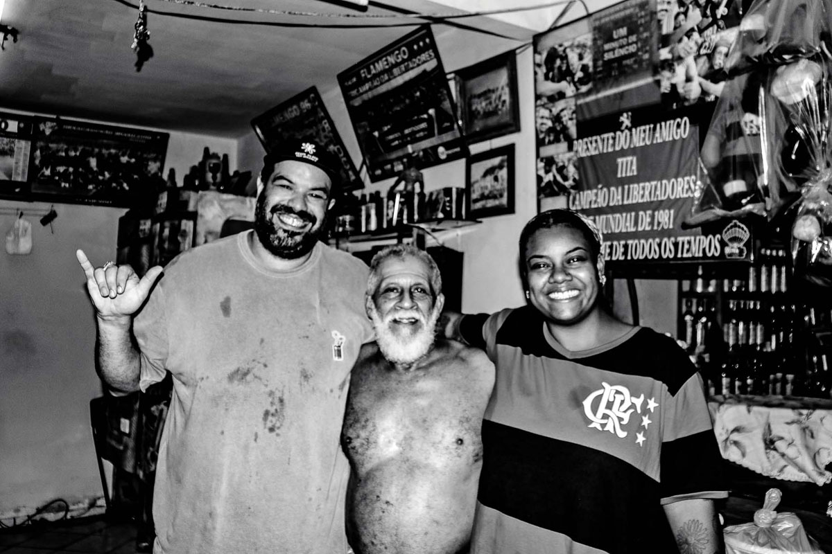 Hugo com Emily e Preto, no seu bar na Nova Holanda, conhecido pelo famoso torresmo e também por ser campeão dos desfiles do Boi Pintadinho em Macaé (foto de arquivo)