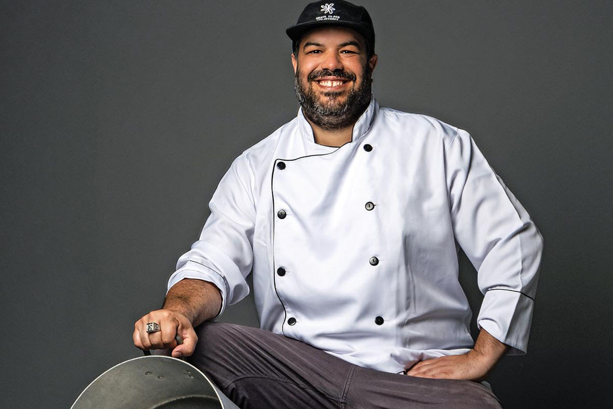 Hugo Dias acumula diferentes funções: chefe de cozinha, dono do Bar do Djalma e pesquisador gastronômico. Mas, segundo ele, sua maior formação veio da rua. (FotoTainá B.B. Gomes)