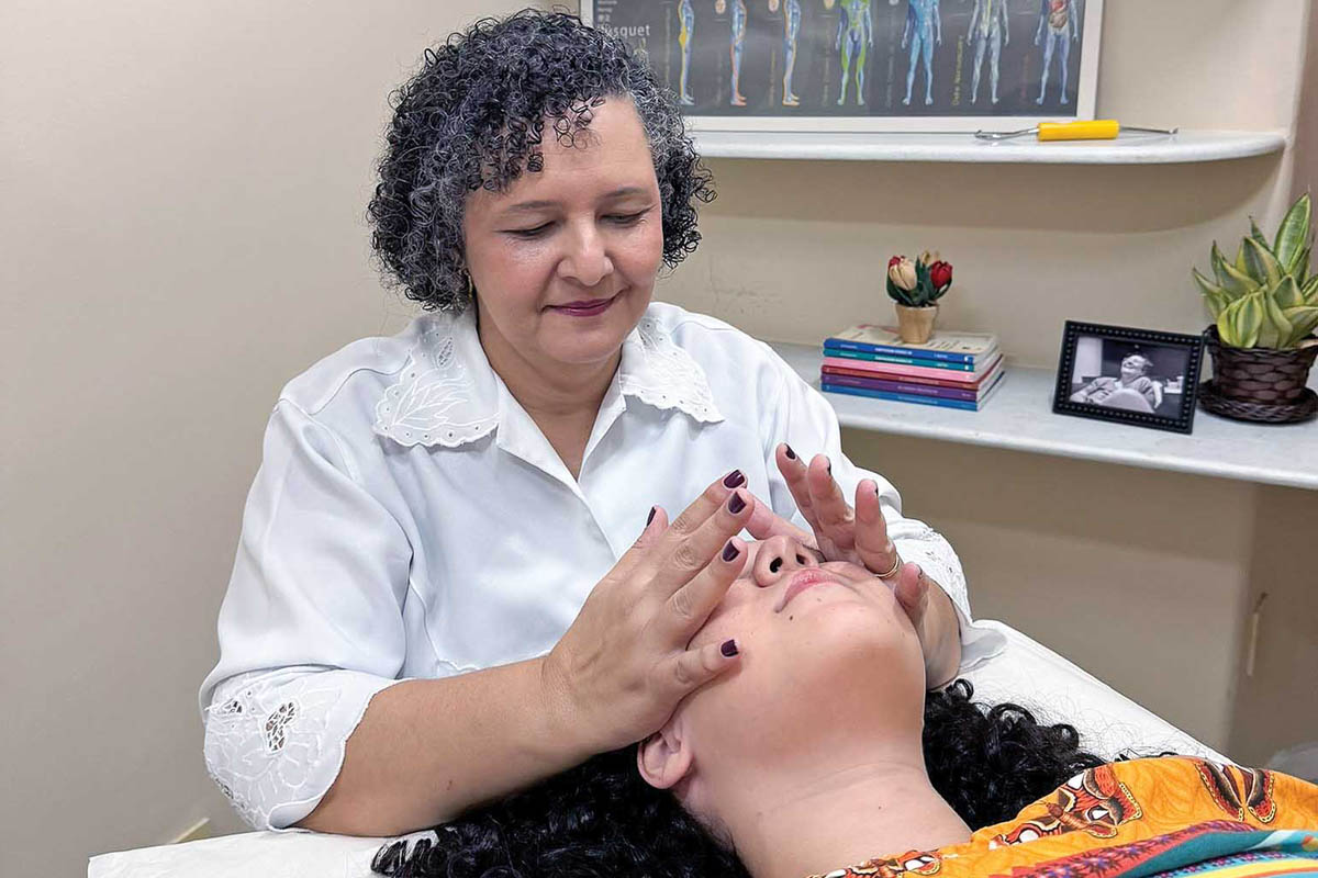 Gilsara Kalil tem 23 anos de atuação profissional em terapias manuais e mais de 15 anos dedicada ao Método Busque. (Foto Alle Tavares)
