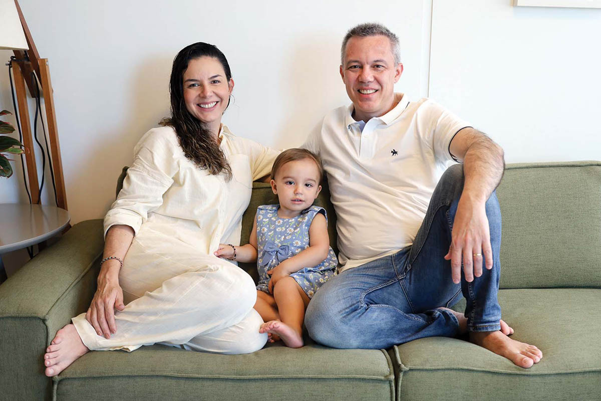O casal de médicos Dra. Elisa Arantes e Dr. Leonam Magalhães realiza tratamentos com Gilsara Kalil, assim como a filha Alice, de 1 ano e nove meses. (Foto Alle Tavares)