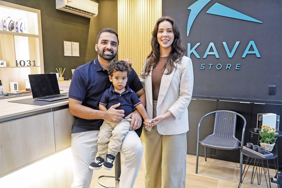 Iago Gomes com a esposa Yasmin Rubim e o pequeno Davi. O casal abriu a Kava Store neste ano nos Cavaleiros e oferece celulares, acessórios, carregadores, caixas de som, produtos para Casa Inteligente, relógios e muito mais. (Foto Alle Tavares)
