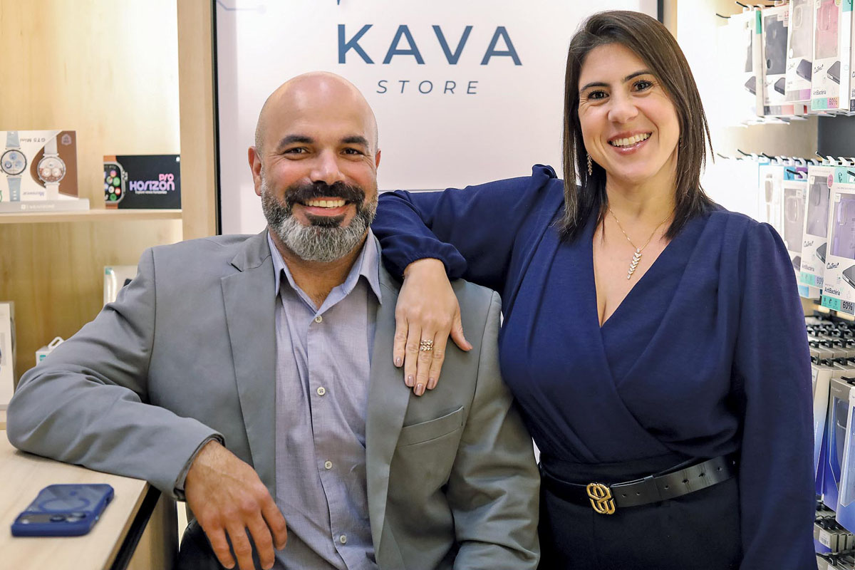 Os empresários Walquiria e o marido Augusto de Vries escolhem sempre a Kava na hora de trocar de aparelho celular ou comprar outro eletrônico. (Foto Alle Tavares)
