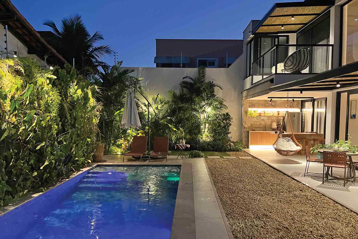 Iluminação com destaque. O projeto paisagístico da casa de Simone Machado, feito por Clarisse Perrone, integrou o jardim ao cotidiano da família, onde a proprietária buscava manter a sensação de proximidade com a natureza através da iluminação. (Foto Gianini Coelho)