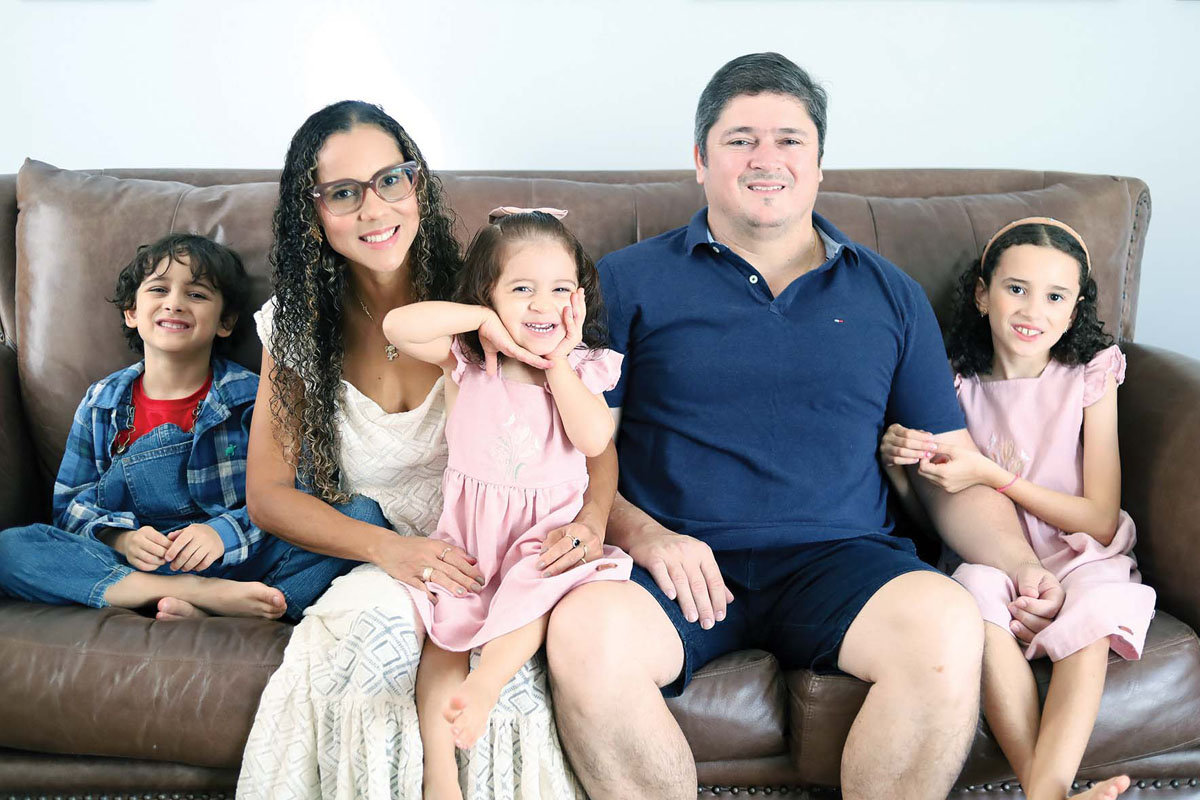 Kellyane Machado com o marido Aurélio e os filhos. Ela conta que conheceu o trabalho da Izabela por indicação e ficou encantada com a qualidade das refeições. (Foto Alle Tavares)