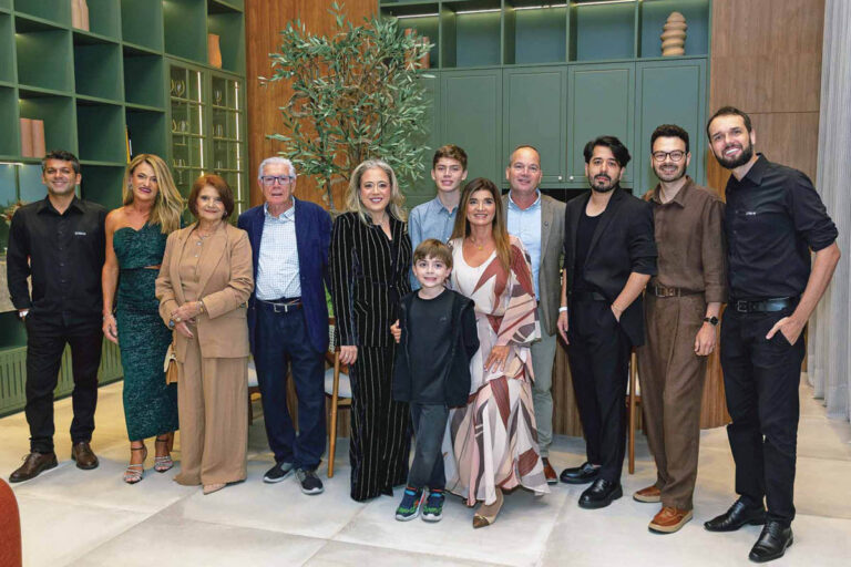 A família do Grupo Villa Are na inauguração da nova loja da Criare Alphaville. Da esquerda para a direita: Leandro Rodrigues, Fabiana Oliveira, Elizabeth Arenales, Antonio Arenales, Milena Arenales, os filhos Henrico e Guilhermo Arenales, Ana Paula Arenales, Rodrigo Arenales, Luan Rodrigo, Vinicius Camilo e Bruno Florencio. (Foto Erica Marinho)