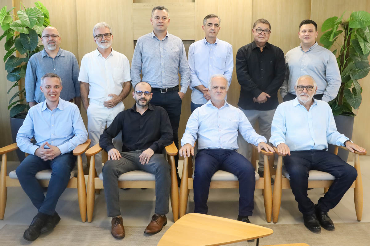 A diretoria do Hospital da Unimed comemora o reconhecimento. Da esquerda para a direita: Leonardo Lima, Dr. Gumercino Pinheiro Faria Filho, Dr. Leonam dos Santos Magalhães, Dr. Augusto César Silva Sorage, Julio Cesar dos Santos, Dr. Michel Haddad, Dr. Joel Tavares Passos, Glauber Sena Ceolin, Dr. Sergio Leoncio Fernandes Curvelo Junior e Dr. Edilson Barreto Antunes. (Fotos Alle Tavares)