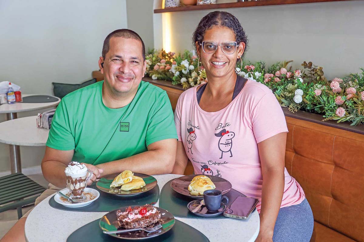 A biomédica Lana Soares de Sales, que já era cliente do supermercado, resume a experiência no novo espaço. “Ficou aconchegante. Você consegue parar para tomar um café, respirar um pouco. Juntou comida saborosa, ambiente agradável e preço justo”. (Foto Alle Tavares)