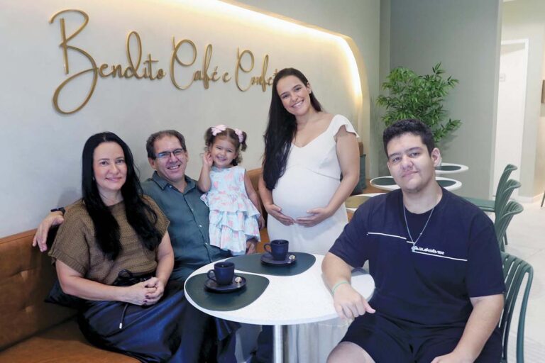 Delícias da família Sousa. Fernanda (grávida), com sua mãe Vilma, o pai João Heleno, seu irmão Lucas e a filha Júlia. A cafeteria aposta em produtos artesanais, sem massas ou recheios industrializados, que têm conquistado o paladar dos clientes. (Foto Alle Tavares)