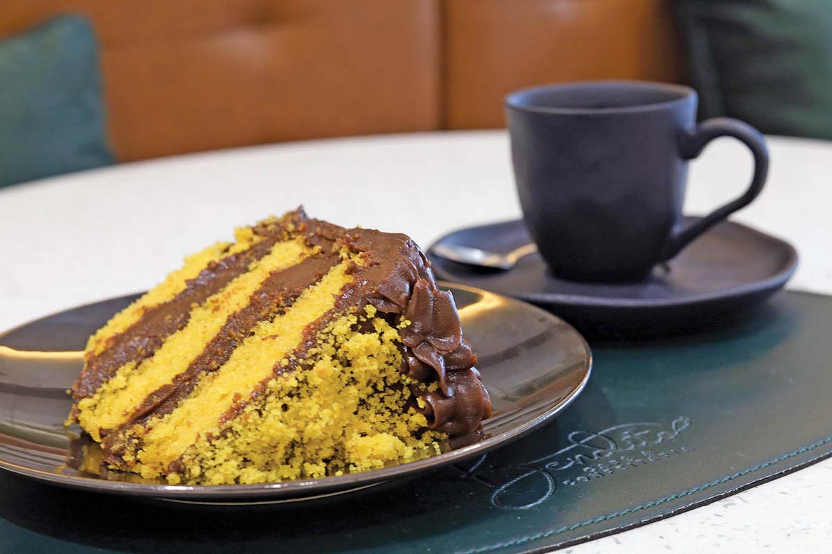 Entre os destaques estão tortas, bolos amanteigados, doces tradicionais e salgados preparados diariamente, como o bolo de cenoura recheado, servido com um cafezinho coado na hora. (Foto Alle Tavares)