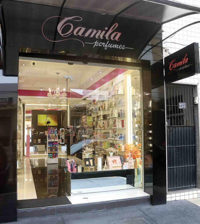 Além da loja de Macaé, na Rua Marechal Deodoro, a Camila Perfumes conta com uma loja no Shopping Rio das Ostras e no Parquecentro Shopping, em Campos. (Foto Alle Tavares)