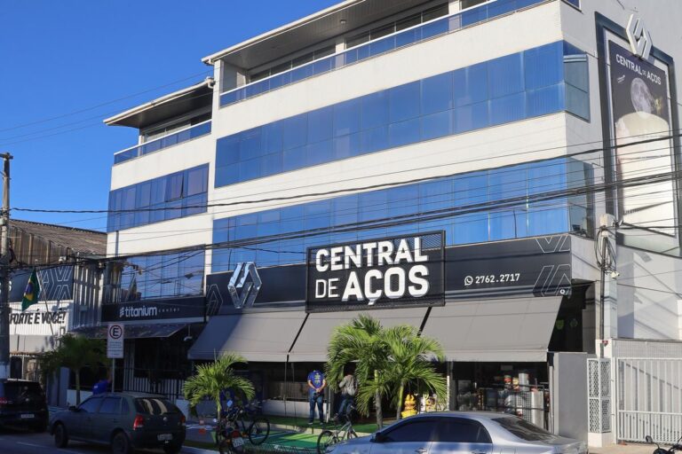 Ao longo de quase quatro décadas, a Central de Aços participou, direta ou indiretamente, de diferentes momentos do desenvolvimento da cidade. A empresa cresceu, ampliou sua estrutura, investiu em tecnologia e logística. (Foto Alle Tavares)