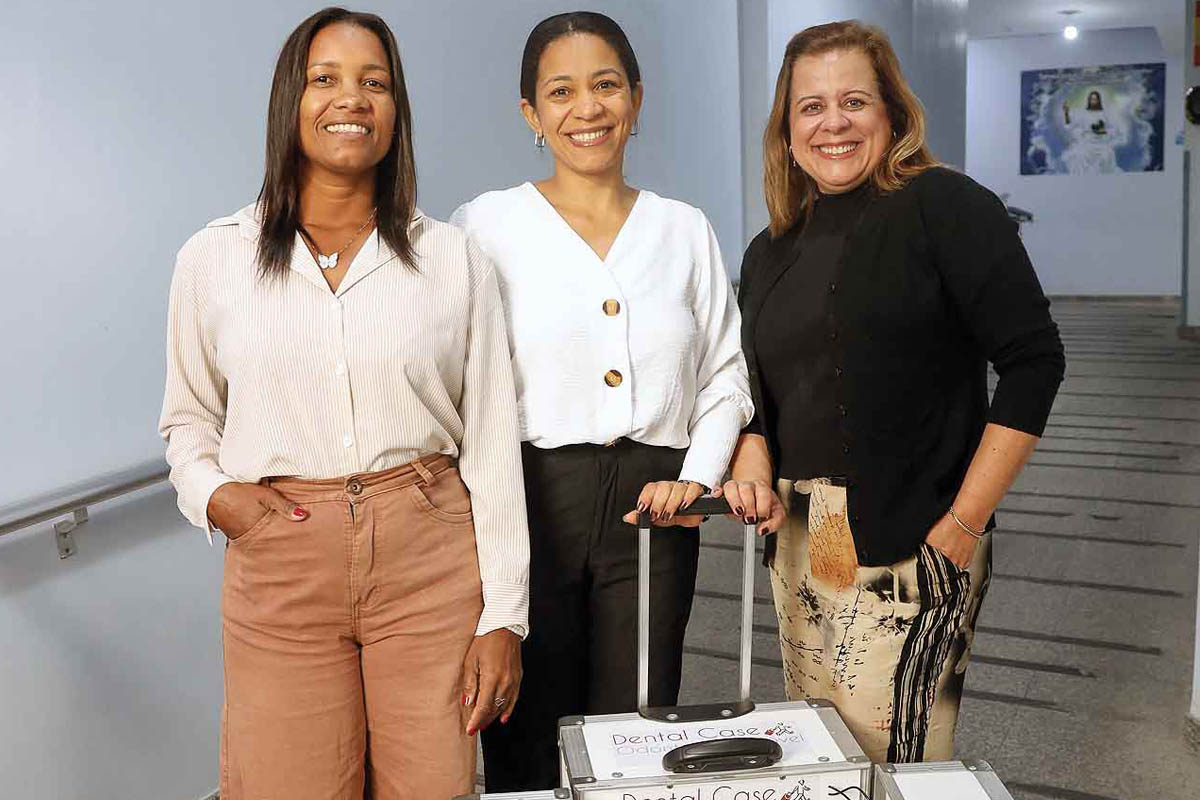 A cirurgiã bucomaxilo e odontopediatra, Dra. Juliana Brito, à direita, com as assistentes Bruna Dias e Deise Rosa. (Foto Alle Tavares)