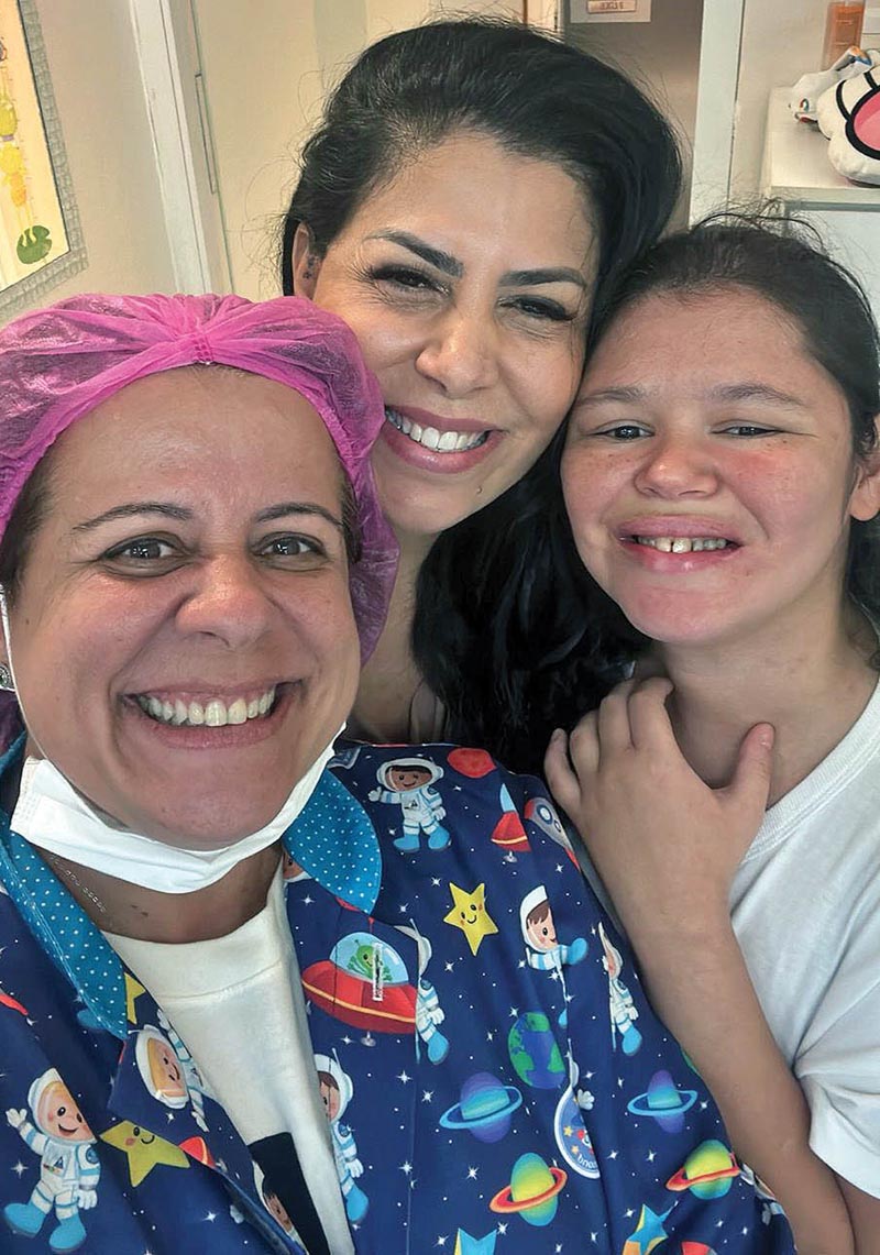 Vivian Abud com sua filha Larissa, que é autista e tem Síndrome de Prader-Willi. A mãe procurou dentista para a filha durante 8 meses na cidade até a indicação da Dra. Juliana, que já está com 80% do tratamento feito. (Foto de arquivo)