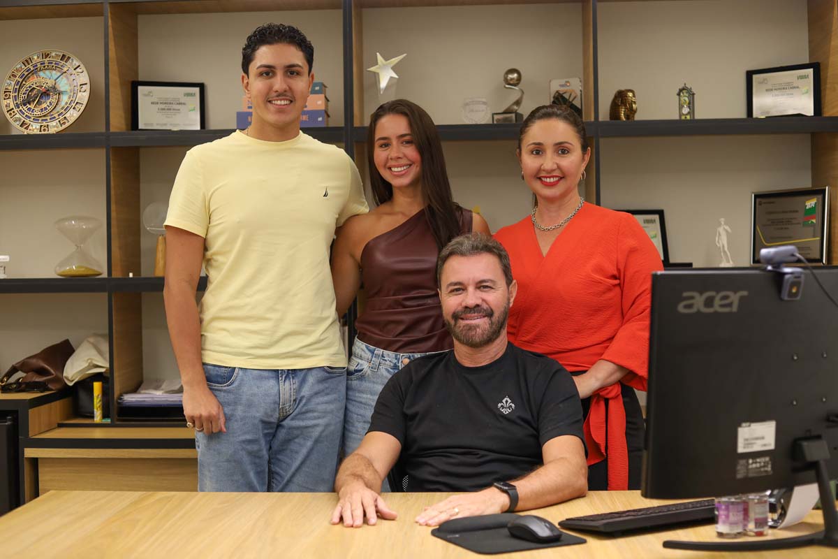 David Batista, a esposa Tatiana e os filhos Vitor e Natalia Afonso na nova sede administrativa do Grupo Moreira Cabral, recentemente inaugurada no Posto da Linha Vermelha. (Foto Alle Tavares)