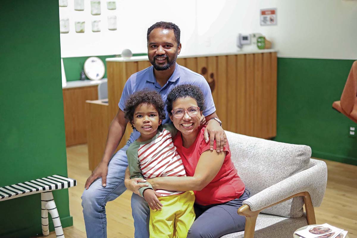 A família Renata Martins, Paulo Henrique de Oliveira, optaram por um atendimento além da medicina tradicional para o filho Mateus Martins de Oliveira, de 4 anos. (Foto Alle Tavares)