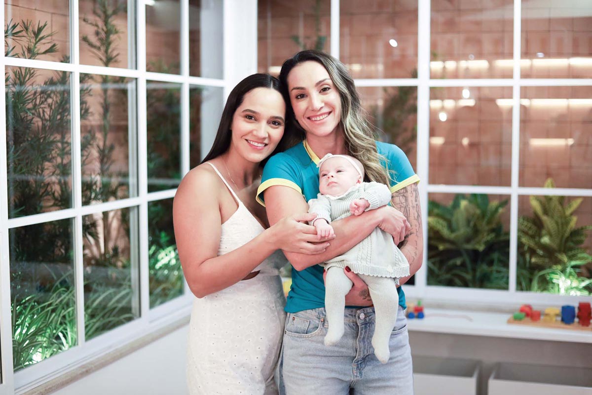 O casal Thais Fonseca e Bruna Fonseca com a filha Sofia. O nascimento foi acompanhamento pela Dra. Michele, que passou a atender a recém-nascida como pediatra desde então. (Foto Alle Tavares)