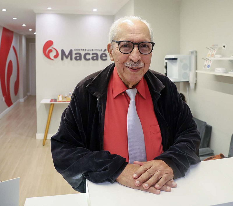 Renato Patrocínio conta que o uso do aparelho auditivo marcou o início de uma nova fase em sua vida. (Foto Alle Tavares)