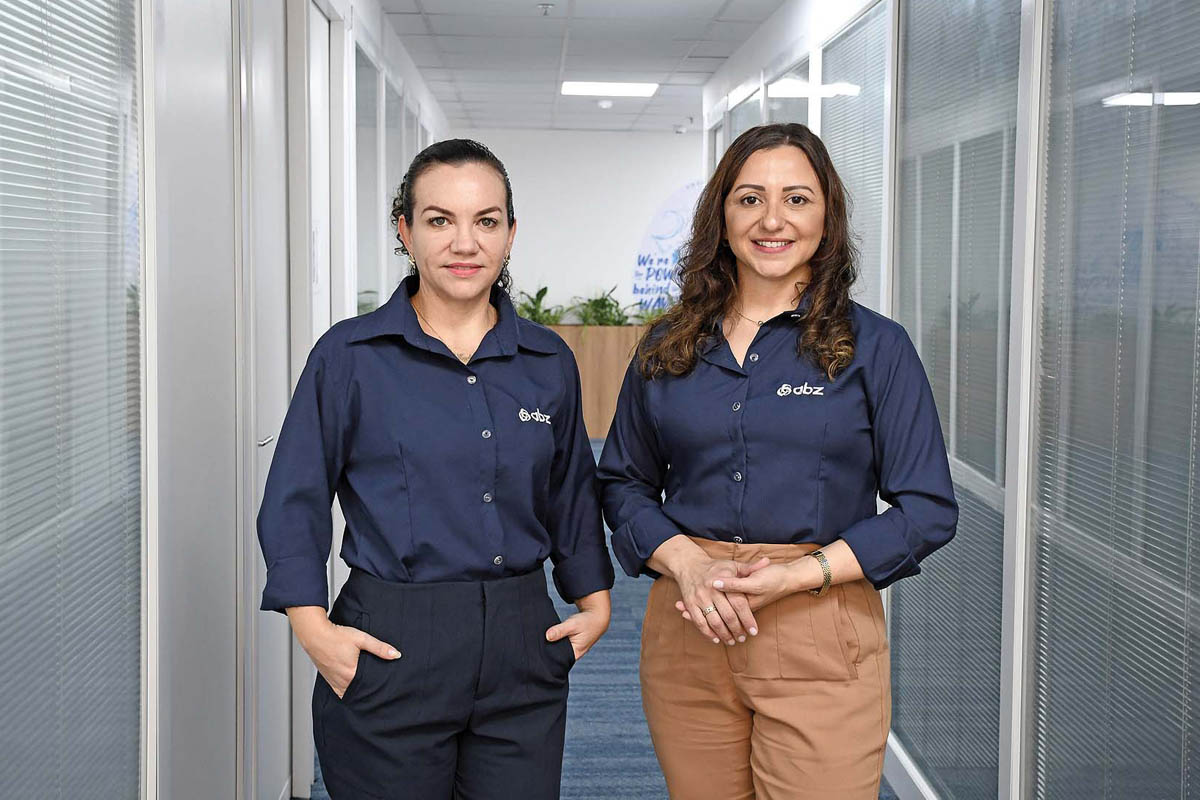 Além do recrutamento especializado, a ABZ Group investe em treinamentos técnicos e comportamentais para equipes e lideranças. Acima, à esquerda, Karla Ramos (Financial Manager) e Andresa Oliveira (Brazil Operations Manager). (Foto Alle Tavares)